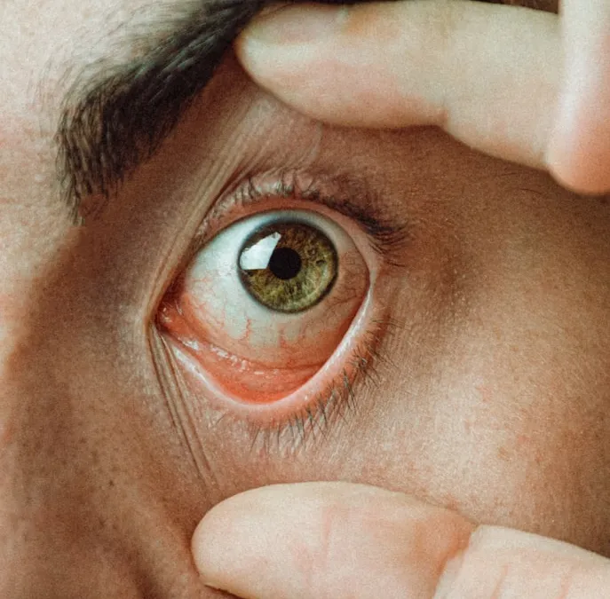 Gros plan sur un œil avec reflet de lumière